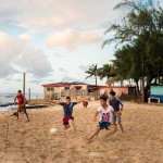 Niños jugando en la playa