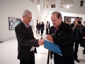 mellado firmándole un ejemplar del catálogo CLOSER al director de Museo de Cadiz para su biblioteca